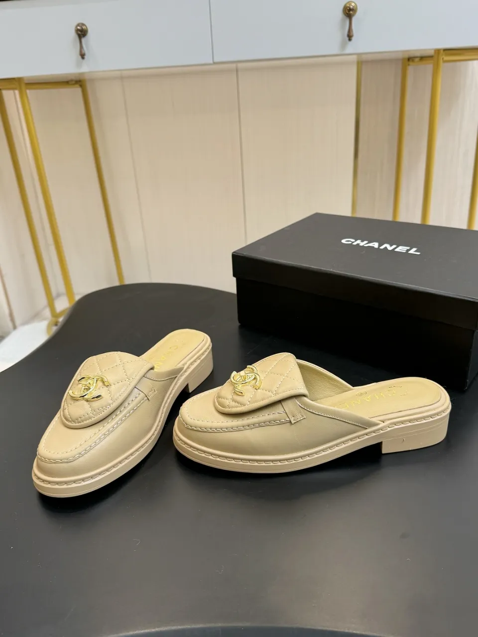 👟👟Ex-factory price 560👟👟 🔥🔥🔥Xiaoxiang official website synchronizes the high version of CHANEL 2025 Chanel top buckle exposed heel shoes, a must-have hot style for early spring, the goddess series, with the elegant and ladylike temperament of the fragrance family, super durable, irresistible, and exciting... ▪️The upper is imported sheepskin ▪️Inside imported sheep lining (same as the original) ▪️Original model opening, genuine leather outsole🇮🇹 ▪️Standard code 35- 41 42 Customized, non-returnable